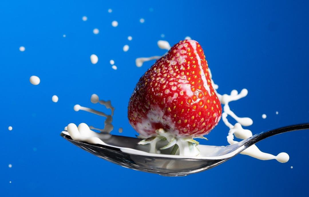 牛奶 草莓 勺子图片