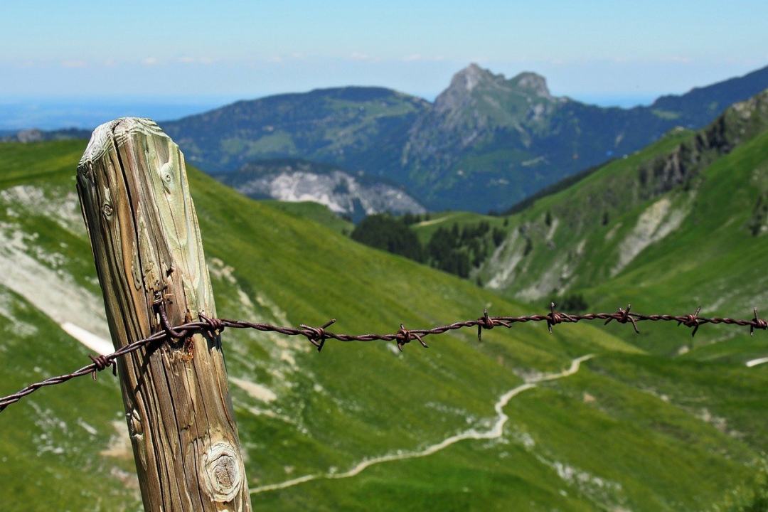 山 栅栏 牧场 踪迹 阿尔高图片