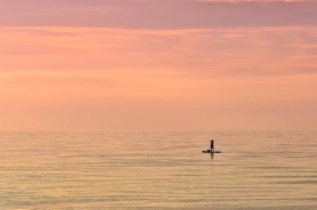 海 桨板冲浪 日落 地平线 黄昏图片