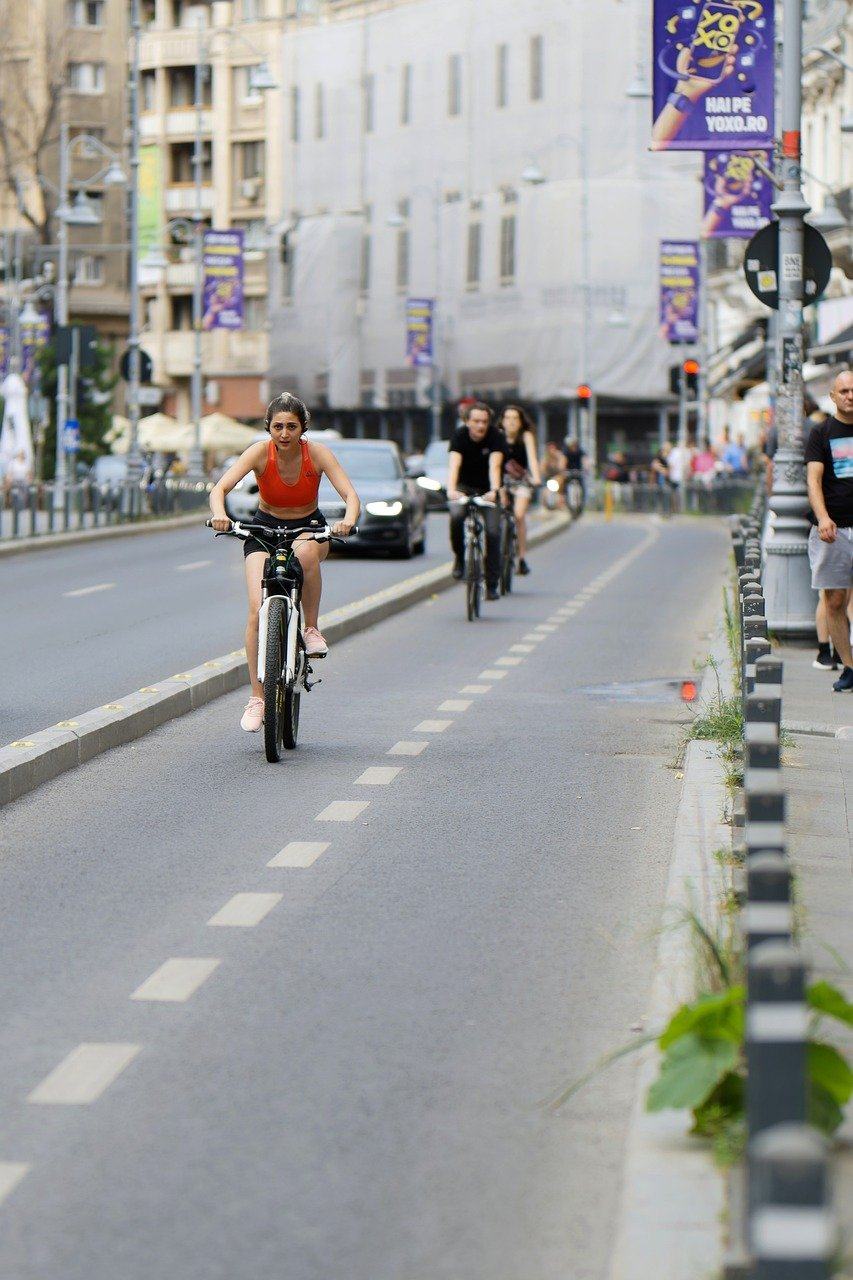 骑自行车的人 自行车道 街道 城市的 汽车图片