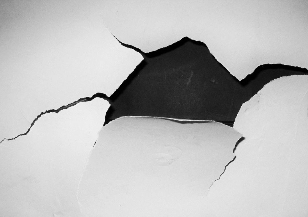 洞 裂缝 墙 白色的 黑和白图片