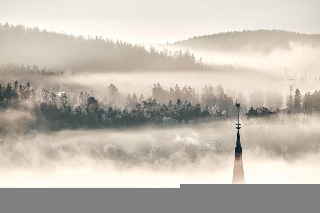 冬天 教会 多雾路段 云 树木图片