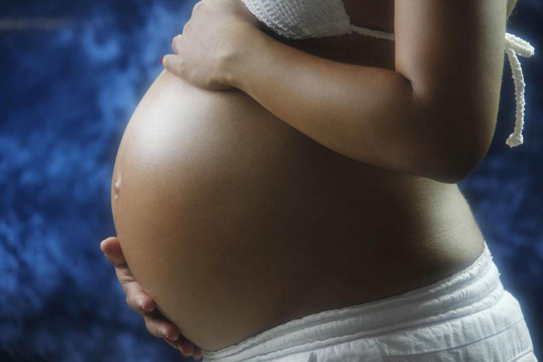 腹部 怀孕的女人 特写 可爱的孕肚 孕图片