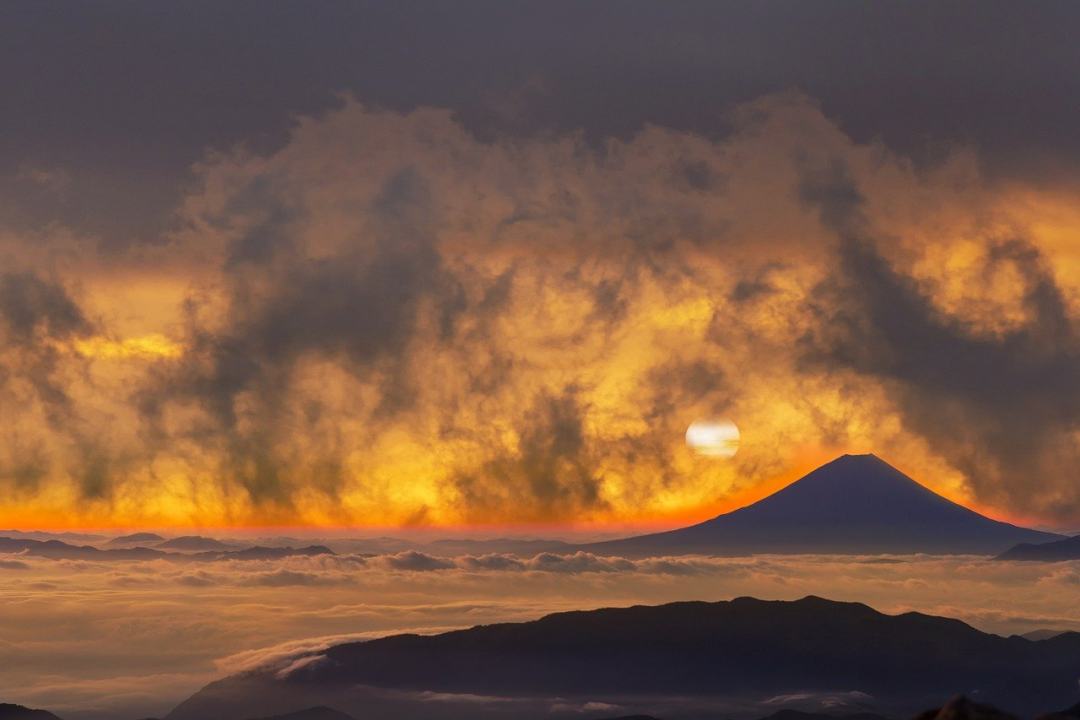 火山 山 天空 幻想 橙色的云图片