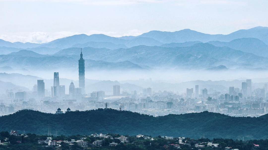 建筑物 摩天大楼 塔 现代的 多雾路段图片