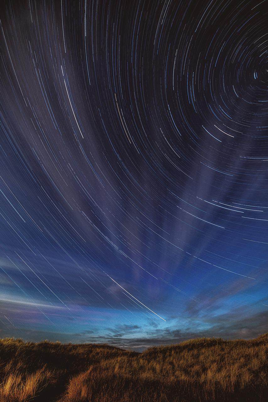 星轨 夜空 原野 星星 星空图片