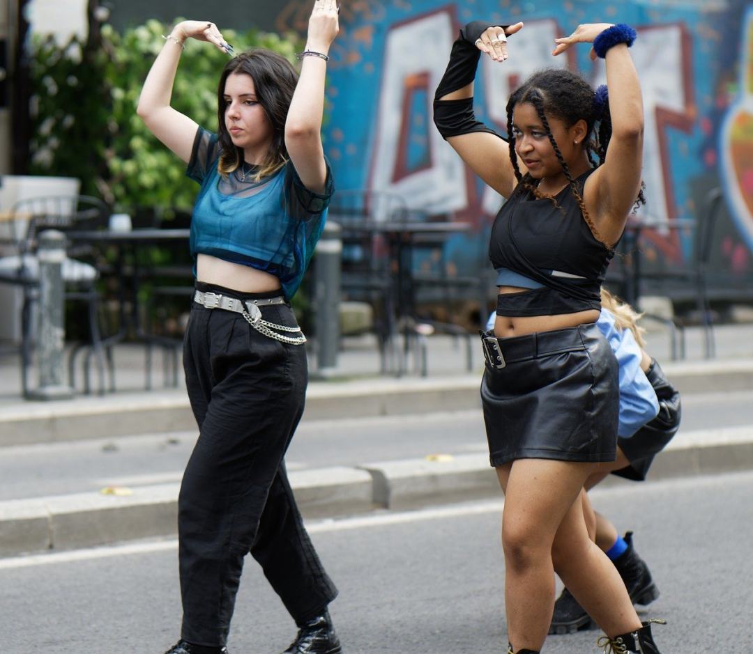 女性 舞者 街道 戏服 城市的图片