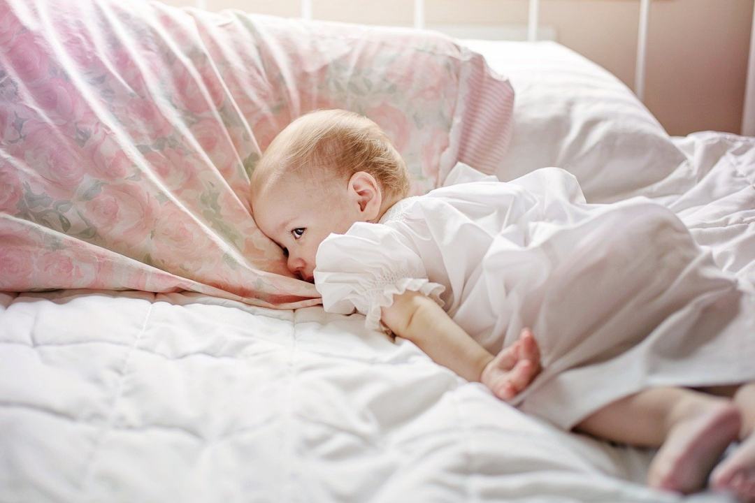 婴儿 床 说谎 床单 枕头图片