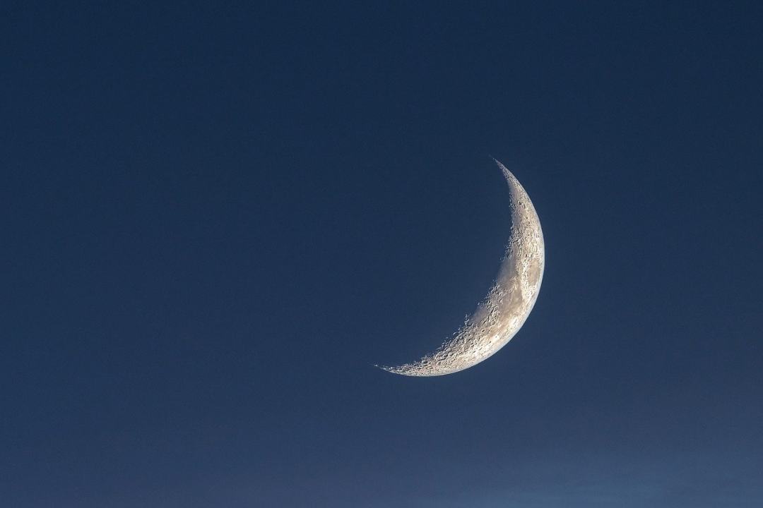 月亮 新月 宇宙 火山口 暮图片