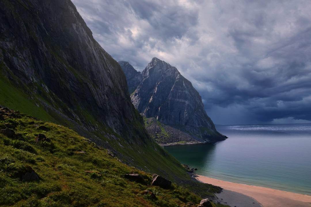 山 海滩 灰蒙蒙 海 海洋图片